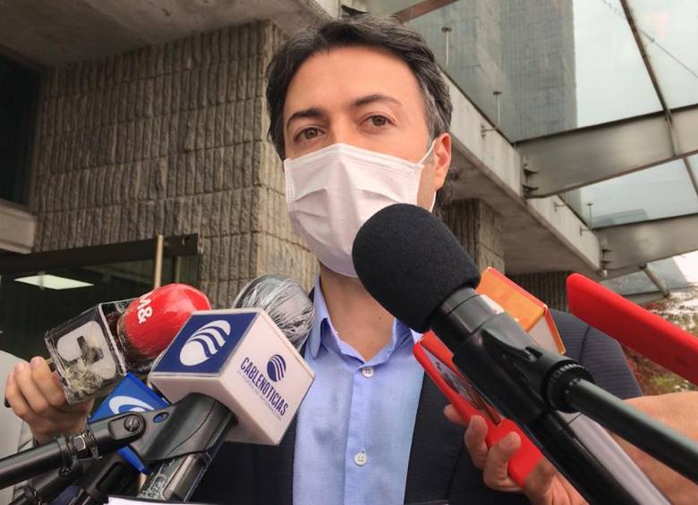 El alcalde Daniel Quintero luego de entregar el informe de causa-raíz de Hidroituango a la Fiscalía. FOTO CORTESÍA ALCALDÍA DE MEDELLÍN
