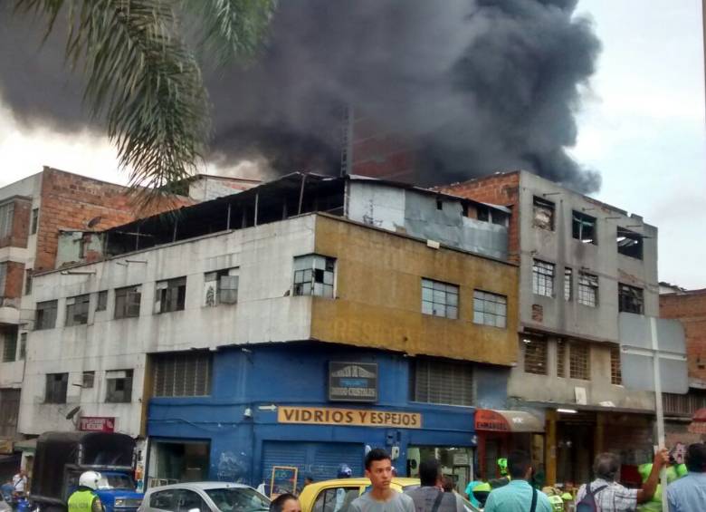 Un fuerte incendio se registra esté sábado en un centro comercial en el centro de Medellín, confirmó el Dagrd. FOTO CORTESÍA