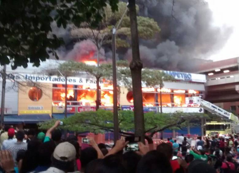 Un fuerte incendio se registra esté sábado en un centro comercial en el centro de Medellín, confirmó el Dagrd. FOTO CORTESÍA