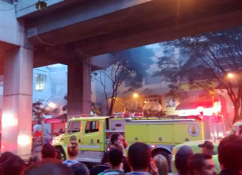 Un fuerte incendio se registra esté sábado en un centro comercial en el centro de Medellín, confirmó el Dagrd. FOTO CORTESÍA