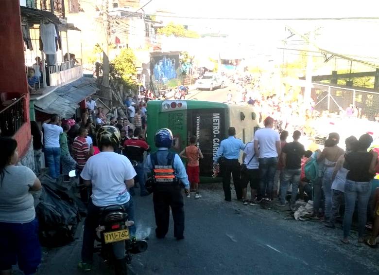 Un bus alimentador del metro de Medellín se volcó este martes en la calle 98 con carrera 84, barrio El Picacho, occidente de Medellín. FOTO CORTESÍA