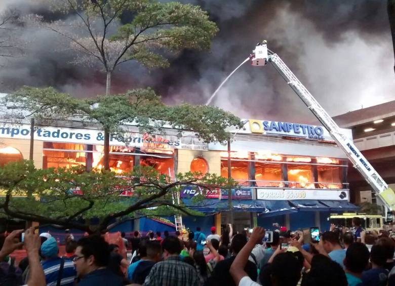 Un fuerte incendio se registra esté sábado en un centro comercial en el centro de Medellín, confirmó el Dagrd. FOTO CORTESÍA