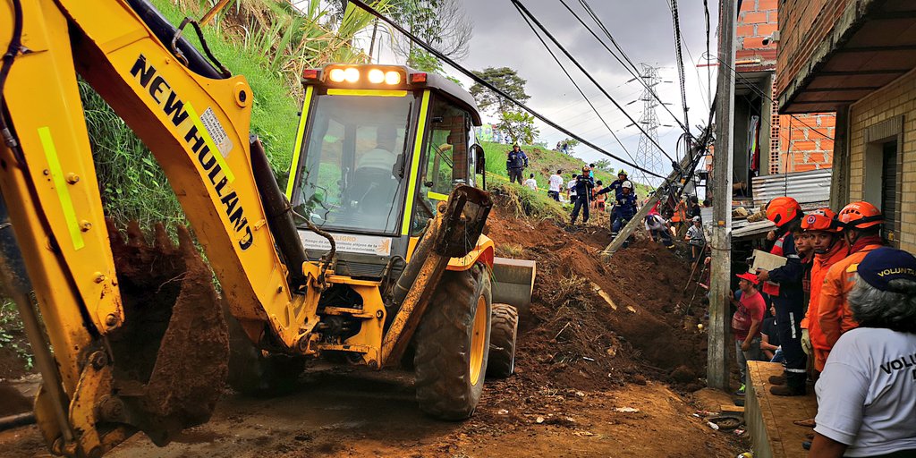Bomberos atienden alud de tierra en Santo Domingo Savio - El Colombiano