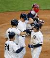 Giovanny Urshela celebra su primer grand slam en Grandes Ligas. En el recuadro, el sorprendente Donovan Solano. FOTOs AFP 