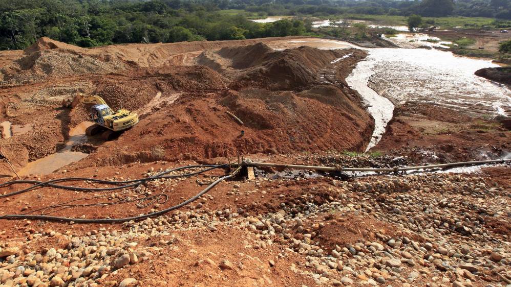 Las autoridades medio ambientales estiman que 45.000 hectáreas han sido afectadas por la deforestación por minería de oro en Antioquia. Las dragas, retroescavadoras y volquetas dejan paisajes desérticos y tristes. FOTO MANUEL SALDARRIAGA