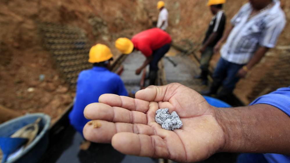 Esta amalgama, que es la unión entre el oro y el mercurio, es recogida de manera manual. Los mineros terminan con problemas en su piel y temblor en las manos. FOTO MANUEL SALDARRIAGA