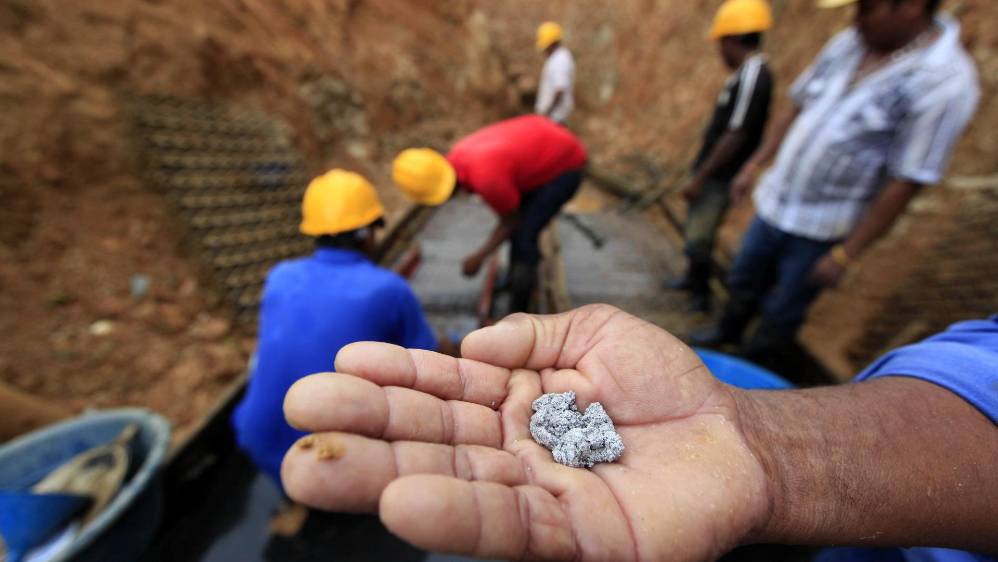 Esta es la amalgama. Los mineros sufren dermatitis en sus manos y pérdida de uñas cuando entran en contacto con este metal. Además presentan temblores en manos y disfunciones motrices. FOTO MANUEL SALDARRIAGA