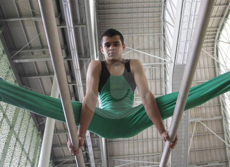Andrés Martínez integra la nueva generación de la gimnasia antioqueña, en la que también aportan Dilan Jiménez (se lesionó en Cúcuta), William Calle y Sebastián Cardona. FOTO Róbinson sáenz