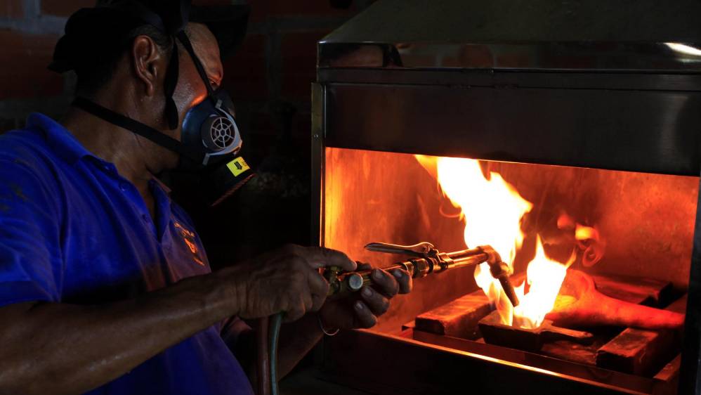 La torta de oro es expuesta a 1.100 grados centígrados por medio de un soplete para fundir el oro. FOTO MANUEL SALDARRIAGA