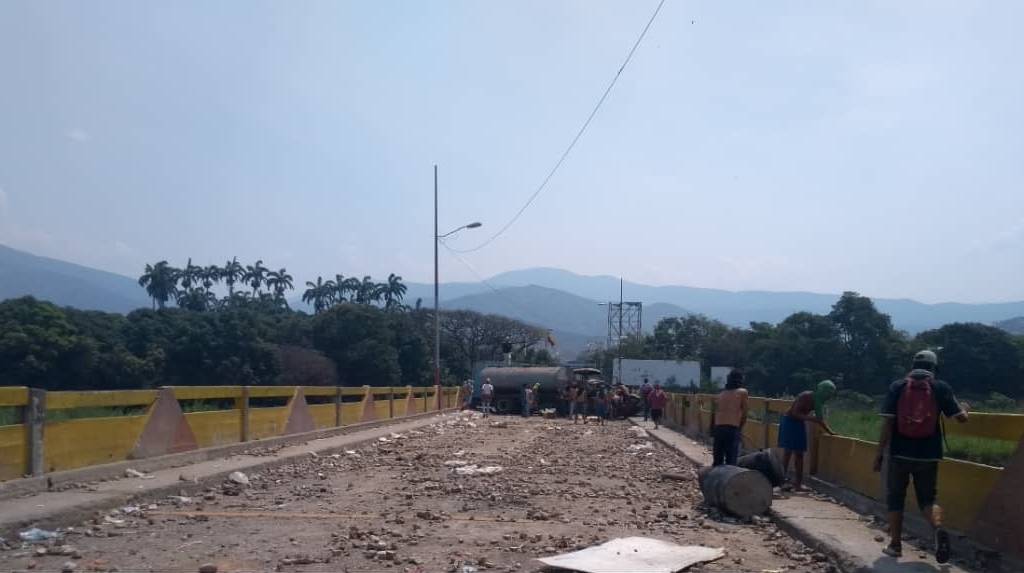 Venezolanos despedazan un camión en el puente Simón Bolívar y dicen que lo venderán como chatarra para comprar comida. FOTO ROSALINDA HERNÁNDEZ C. - Enviada especial