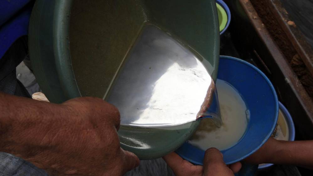 El mercurio que se recoge es reutilizado en algunas minas hasta que pierde sus cualidades y características para atrapar el oro. FOTO MANUEL SALDARRIAGA