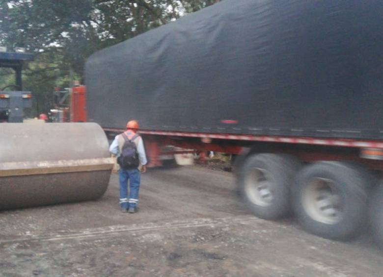 Con máquinas compactadoras se restableció el paso vehicular en horas de la tarde. FOTO CORTESÍA