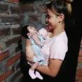 Esta es Luciana cargada por una tía en uno de sus momentos más felices. La foto se publica con autorización de sus padres y porque su muerte no fue violenta sino por enfermedad. FOTO CORTESÍA