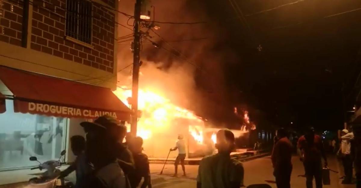 Incendio consume un local comercial en Nechí - El Colombiano