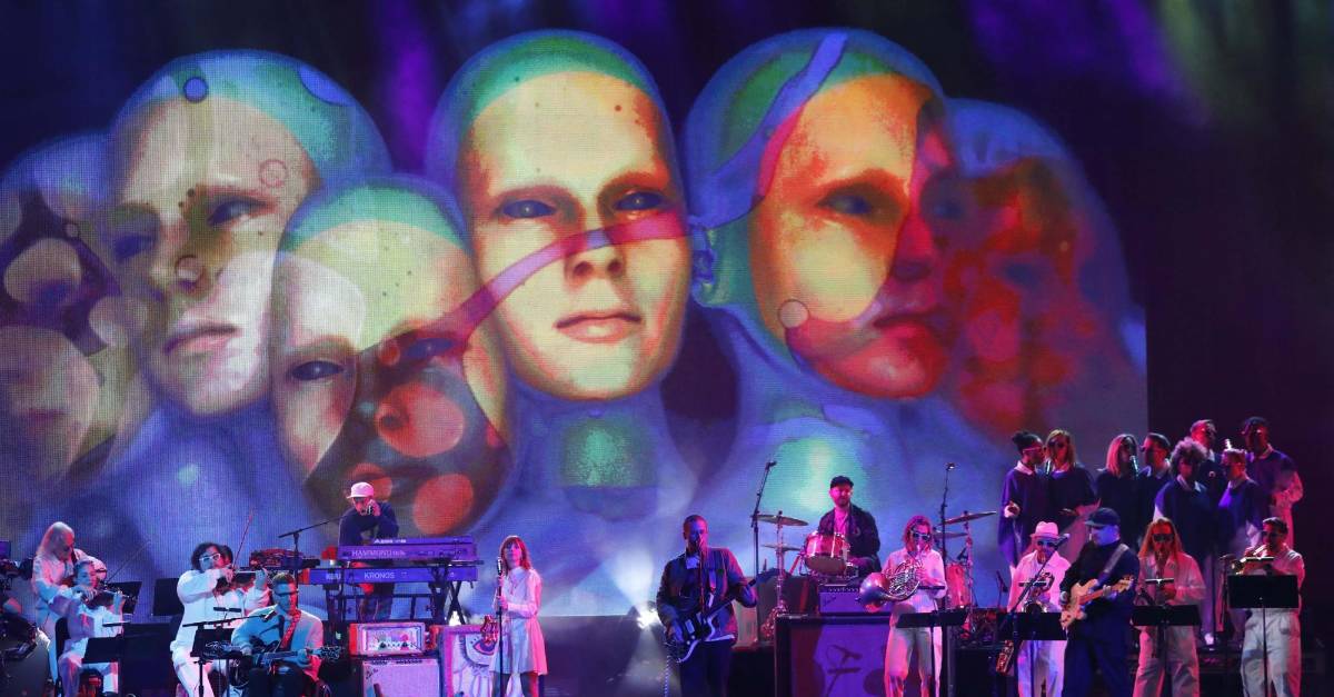 Песня the feels. Feel the rhythm. Axwell feel the vibe. Feel the performance. Axwell — feel the vibe cd.