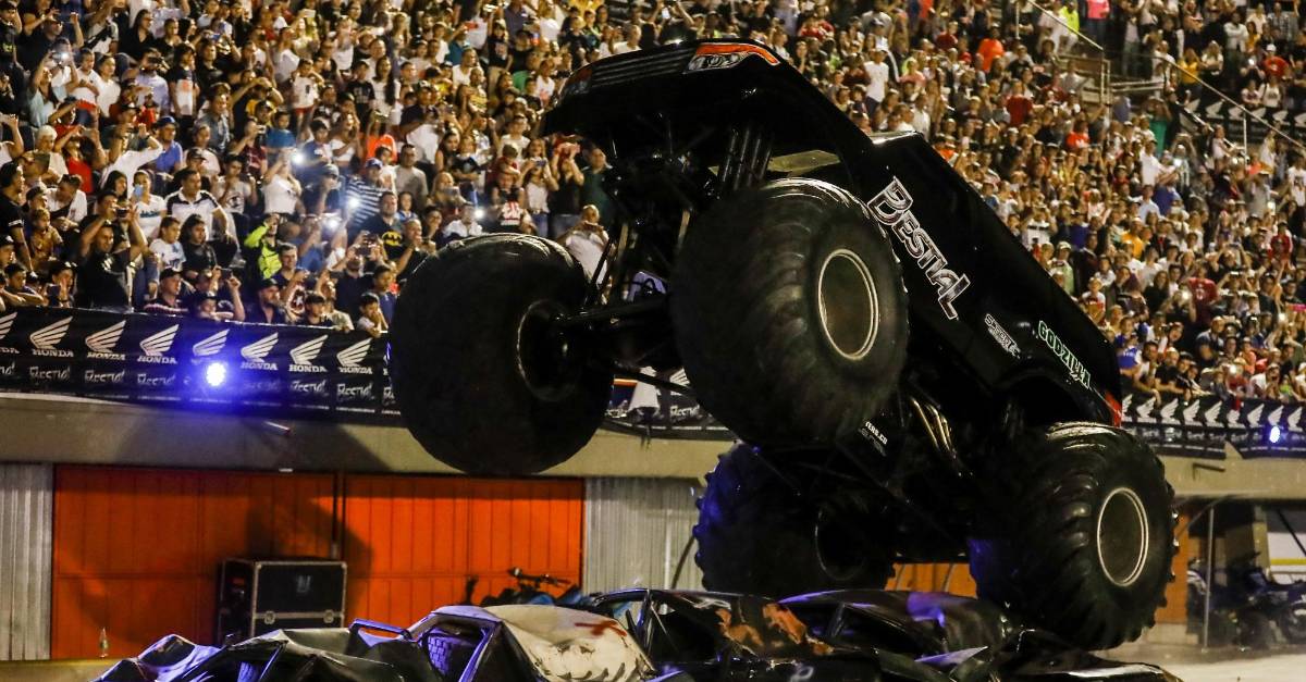 Monster Trucks, noche de motores y vuelos