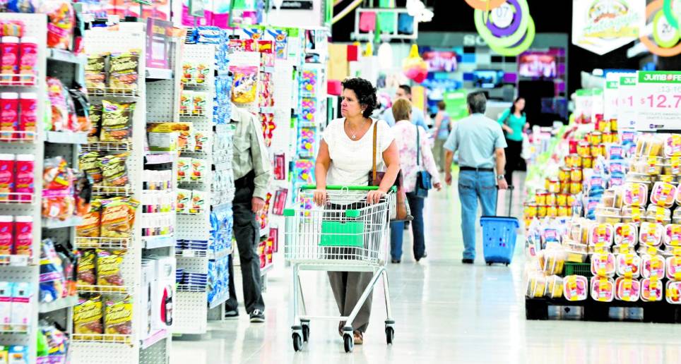 Ropa, víveres, tecnología. Las marcas blancas se mueven en las diferentes líneas de productos que ofrecen en las grandes superficies. Foto: Juan A. Sánchez