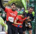 El momento en que Juan Camilo Arboleda era ayudado en la meta por dos participantes de la carrera. FOTO cortesía 