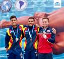 Alejandro Arias y Sebastián Morales junto al chileno Donato Neglia, en el podio del trampolín 3 metros en Perú. FOTO CORTESÍA-FECNA