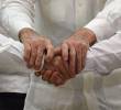 Las manos del presidente Juan Manuel Santos y de alias “Timochenko” de las Farc, se entrelazaron, afianzadas por las de Raúl Castro, el presidente cubano. <span style=text-transform:uppercase>FOTO</span> <b><span style=text-transform:uppercase>afp</span></b>
