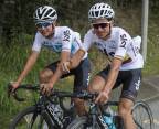 El antioqueño Sergio Luis Henao (derecha) es uno de los ciclistas más admirados en el Sky, equipo en el que también milita su primo Sebastián (izquierda) y Egan Bernal. FOTO MANUEL SALDARRIAGA 