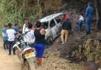 Imagen del asesinato de la candidata a la Alcaldía de Suárez, Cauca, Karina García Sierra, quien iba en compañía de cinco personas en este vehículo en zona rural del municipio. FOTO COLPRENSA