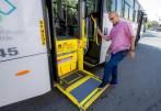 Los conductores están siendo capacitados tanto en el uso del equipamiento como en el trato y atención a los pasajeros con movilidad reducida. FOTO juan antonio sánchez