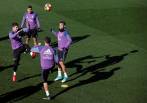 Muestras de felicidad y compañerismo en el Real Madrid, motivado para el derbi liguero de hoy. FOTO reuters