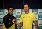 Elias Ymer y Daniel Galán, raquetas número uno de Suecia y Colombia ayer en el sorteo de la confrontación de la Copa Davis. FOTO Cortesía sergio Llamera/Copa Davis