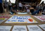 En julio se realizó una velatón en Colombia y otros países (foto) como protesta por el asesinato de líderes. FOTO julio césar herrera