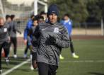 El fichaje de Carlos Tevez por el Shangai Shenua hizo que el Gobierno chino reaccionará por lo alto de su costo. FOTO AFP