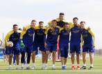 A la izquierda y con el balón en la mano, Frank Fabra comparte con sus compañeros antes del viaje a Colombia. FOTO twitter boca
