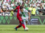 Larry Angulo (DIM) y Sebastián Gómez (Nacional), durante uno de los clásicos antes de la pandemia. Los verdes comandaban la tabla y los rojos ocupaban puestos secundarios. FOTO juan Sánchez