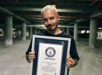 El cantante antioqueño J Balvin sostiene su “reconocimiento” como músico con la mayor cantidad de nominaciones a los premios Latin Grammy en un año, con 13 candidaturas. FOTO EFE/GUINNESS WORLD RECORDS 