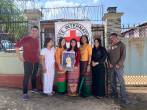 Rubis Mena (quinta de izquierda a derecha) en compañía de su equipo de trabajo en Myanmar. FOTO CORTESÍA