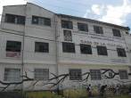 La biblioteca del Popular N° 2 tiene su sede en el tercer piso de esta edificación, ubicada en la carrera 43 con calle 118. Funciona desde hace 30 años. Foto Laura Rosa Jiménez Valencia.