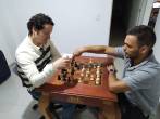 Johann Echavarría enfrentando al jugador de mejor Elo en el país, el antioqueño Andrés Gallego. FOTO cortesía LIGA