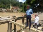 Luis Pérez en una de las zonas afectadas por la creciente del 12 de mayo, en el municipio de Puerto Valdivia. FOTO GOBERNACIÓN DE ANTIOQUIA