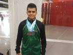 Andrés Martínez exhibe su cosecha en el Torneo Nacional de gimnasia. FOTO Cortesía LAG