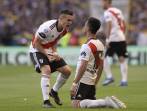 El colombiano Rafael Santos Borré celebra el primer tanto de River Plate con su compañero Gonzalo Martínez. FOTO AFP
