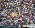 Sin la parafernalia de estos tiempos, los jugadores recibieron el trofeo en una modesta mesa. Fotos archivo