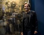 Carlo Vanoni junto a un boceto de Leonardo que se exhibió durante la exposición Da Vinci 500, en la UPB, en el marco de la Escuela de Verano de 2019. FOTO Julio césar herrera