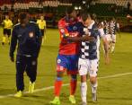 Bonito gesto de los jugadores del Pasto, que consuelan a sus colegas de Chicó. FOTO COLPRENSA
