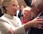 Hillary Clinton saludó efusivamente a Vicente Fernández. FOTO Cortesía Facebook Lili Estefan