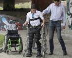 Duván vuelve a caminar gracias a esqueleto mecánico