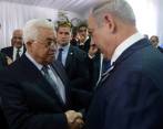 Imagen histórica del primer ministro israelí Benjamin Netanyahu estrechando su mano con el lider palestino Mahmoud Abbas. FOTO REUTERS