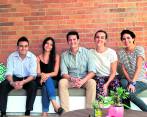 Sebastián Caro consiguió crear su microempresa Top Florist Colombia, especializada en adornos florales en forma de osos. Además, creó con su hermano la pastelería Maison Ali. Foto: Maicol Suasteque.