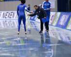 Pedro Causil celebra con su técnico Ryan Shimabukuro, luego de una competencia en Europa. FOTO cortesía-fedepatin