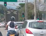 Los atracadores abordaron a sus víctimas en dos motos, por lado y lado de los vehículos, según las denuncias. FOTO Cortesía