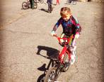 La pequeña Amalia haciendo piruetas en su cicla. FOTO cortesía Santiago Bernal